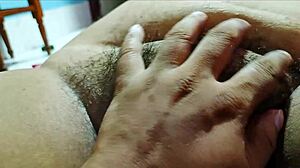 Desi intialaisen vaimon iso perse saa myyntipojan yllättävän hieronnan