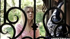 Dojrzała lesbijska milf uwodzi ciekawą blond nastolatkę 18+ mokrą zabawą z cipką.