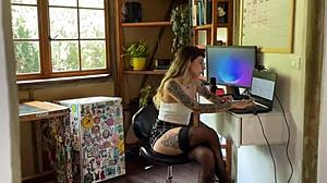 i'm the horny secratary in miniskirt, i suck n fuck him whil talkin dirty.