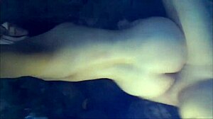 Sexo en torrente con chica blanca muy femenina dando sentones tras chuparlo con ganas