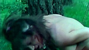 Зрелая лесбиянка с большими сиськами получает жесткий лизинг волосатой киски на улице