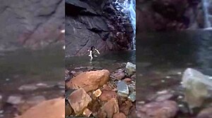 Sexo en torrente con chica blanca muy femenina dando sentones tras chuparlo con ganas