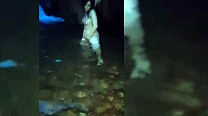 Sexo en torrente con chica blanca muy femenina dando sentones tras chuparlo con ganas