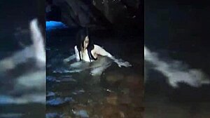 Sexo en torrente con chica blanca muy femenina dando sentones tras chuparlo con ganas