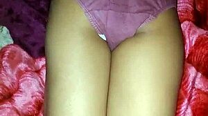 Indijska bhabhi pokaže polno sliko pičke na javnem mestu