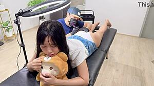 可爱女孩诱惑她的纹身师