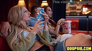 رجل مذهل بكس يتعرض للضرب من قبل شيمايلز صدر كبير اثنين