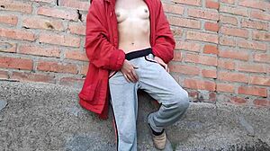 I masturbate my pussy in the yard until neighbors spot me 😏