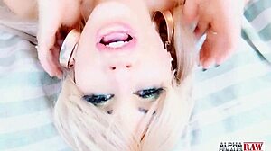 Pornstar Savana Styles Stretches Her Pussy!