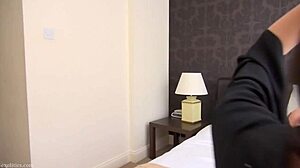 Vroča blondinka in azijska najstnica 18+ lezbijki pozirata. Vroča fotosesija postane divja hitro.