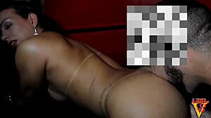 A safada fodeu com dois dotados no p�lo deixando um gozar dentro e o outro fez ela engolir a porra toda at� a �ltima gota