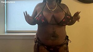 Hazelnutxxx smears her ebony face with cum in a bikini