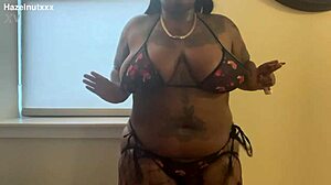 Hazelnutxxx smears her ebony face with cum in a bikini