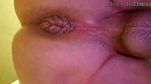 un amateur se fait sodomiser avec un plug anal, intense et profond