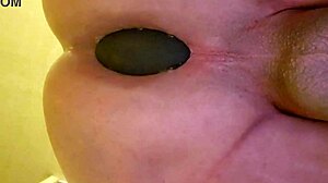 un amateur se fait sodomiser avec un plug anal, intense et profond