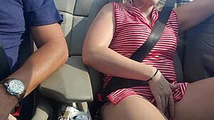 Onyx raziskuje z realističnim dildom.