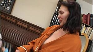 ติดใจเลียกางเกงในยายแก่สาวอายุ 18+