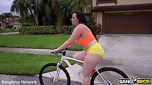 Look at that big ass brunette taking monster cock deepthroat to facial