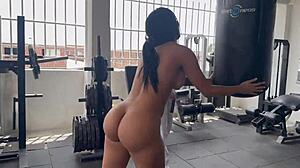 mi entrenadora transgenero me pone a hacer sentadillas sin nada de ropa