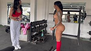 mi entrenadora transgenero me pone a hacer sentadillas sin nada de ropa