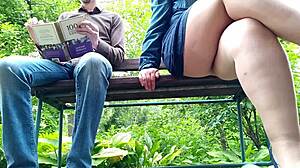 kıvrımlı milf külotlu çorapla parkta yanıma işiyor. aşağıdan izle!