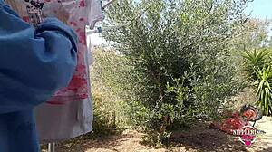 Hé, check Nippleringlover's geile mama met extreme gepiercete tepels buiten