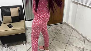 Moja hijastra twerka na mojem kurcu, hudiča, ne morem upreti njenim gibom!