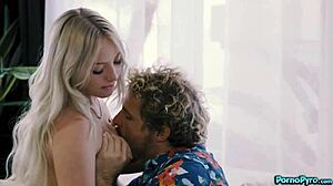 Robby Echo dives into Dixie Lynn's pussy 😋