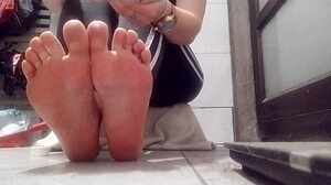 Sexy Amateur Woman Shows Her Big Ass And Feet While Lubricating In This POV Scene.