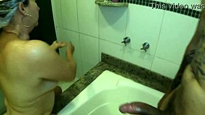 Comendo Cuzinho De Uma Mulher Madura Dentro Da Hidro Massagem!