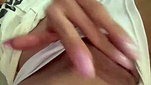 Rica dice, Masturbándome en la cama de mi primo.