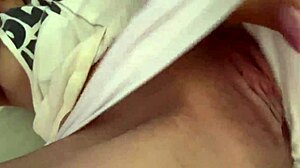 Rica dice, Masturbándome en la cama de mi primo.