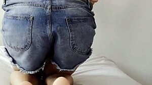 Mi Vecina Sumisa Accede a Lo Que Le Pida y Me Vengo en Su Espalda Footjob