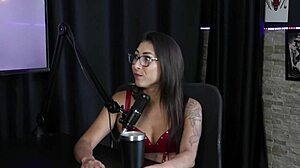 Morena and loira get naked and pussy licked!