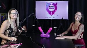 Morena and loira get naked and pussy licked!