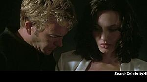 Angelina Jolie se penche pour une action brute dans Playing God 1997