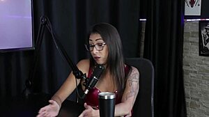 Morena and loira get naked and pussy licked!