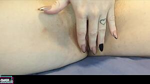 novinha batendo siririca no quarto da tia