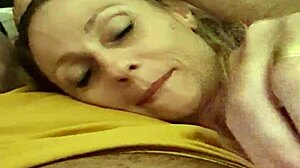 Blonde milf Aline gives Flávio a quick handjob