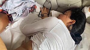 Meine Stiefschwester schleicht sich rein, um mit mir zu ficken. Sie bettelt um ein Facial-Finish!