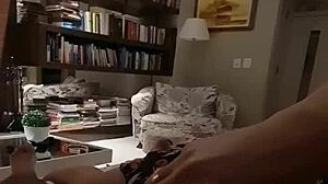 Blonde milf Aline gives Flávio a quick handjob