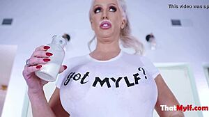 MILF blonde Alura Jensen pompe du fric avec des tactiques sournoises