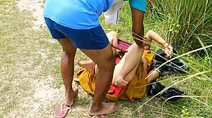 Épouse indienne se penche pour une sodomie hardcore au ranch. Son cul de campagne encaisse brutalement.