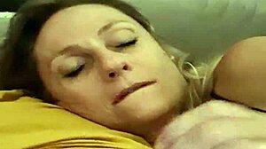 Blonde milf Aline gives Flávio a quick handjob