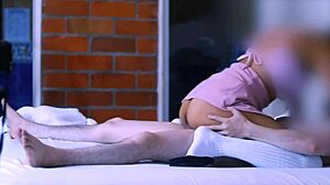 hermanastro mayor y la amiga de su hermana en el lugar donde se escaparon para estar a solas