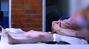 hermanastro mayor y la amiga de su hermana en el lugar donde se escaparon para estar a solas