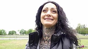 Duitse Scout - Eerste Anaal voor Grote Tieten Tattoo Model Mia Roux bij Pickup Casting.