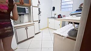 A empregada veio de vestidinho para me provocar me deixou louco de tesao minha mulher quase me pega no flaga