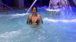 pareja de exhibicionistas follan en spa público-katty blake