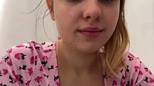 Я в шоке от просмотра экстремальной мастурбации в раздевалке, так смело!